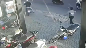 Video: Trộm tỉnh bơ bẻ khóa lấy xe máy, bảo vệ đuổi theo trong vô vọng