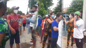 Video: Hàng chục người 'bao vây' nhà chủ hụi, công an nổ súng chỉ thiên giải tán đám đông