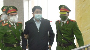 Video: Cựu chủ tịch Hà Nội Nguyễn Đức Chung ra tòa vụ chế phẩm Redoxy-3C