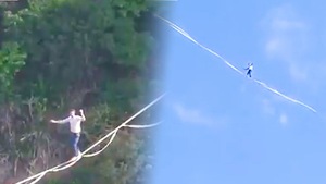 Video: Người đàn ông giữ thăng bằng trên sợi dây 500 mét nối 2 ngọn đồi