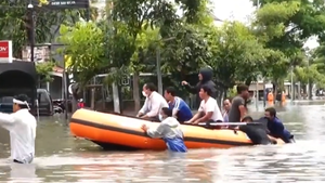 Video: Mưa lớn ở Indonesia phá hủy nhiều nhà cửa, ngập lụt đường phố