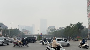Video: Giữa trưa, Hà Nội vẫn dày đặc sương mù, cảnh báo người dân không ra ngoài