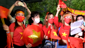 Video: 'Rừng áo đỏ' của CĐV Việt Nam đổ dồn về sân vận động Bishan 'tiếp lửa' cho đội tuyển