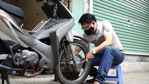 Góc nhìn trưa nay | Độc đáo chiếc xe máy “tái chế” chạy song song 2 động cơ xăng và điện