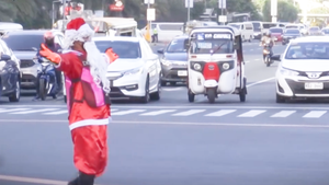 Video: Cảnh sát mặc đồ ông già Noel nhảy múa mang lại niềm vui cho người đường
