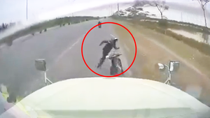 Video: Người đàn ông nhanh chân thoát chết trong gang tấc khi xe container lao tới