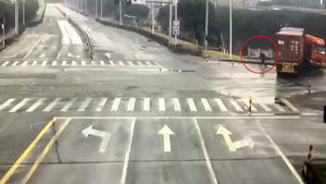 Video: Người đàn ông thoát chết trong gang tấc khi xe container lao tới cận kề