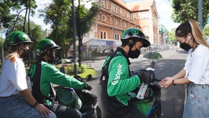 Tài xế Gojek hào hứng khi dịch vụ chở khách hoạt động lại