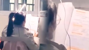 Video: Nữ sinh 'cắm' đèn trên đầu để học bài trở nên nổi tiếng chỉ sau một đêm