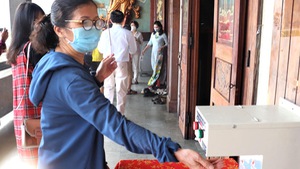 Video: Đầu năm người dân cả nước viếng chùa với khẩu trang, nước sát khuẩn