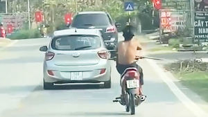 Video: Nam thanh niên 2 tay cầm dao 'phóng lợn', lái xe máy bằng chân trên quốc lộ