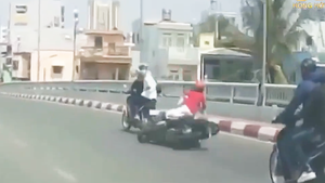 Video: Bị giật dây chuyền, 2 người đi xe máy ngã nhào xuống đường