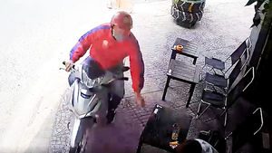 Video: Tên cướp phi xe lên vỉa hè, giật phăng chiếc điện thoại của khách uống cà phê
