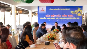 Video: Chủ tịch tỉnh Quảng Nam mời doanh nghiệp uống cà phê, nhận lì xì