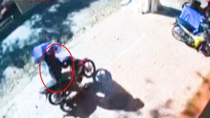 Video: Cộng đồng mạng ‘ngao ngán’ trước cảnh thanh niên đi xe máy, trộm ghế nhựa
