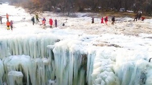 Video: Hàng ngàn người tìm đến thác nước đóng băng 'trong như gương'