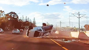 Video: Khoảnh khắc hai xe bán tải lộn nhiều vòng trên đường sau va chạm