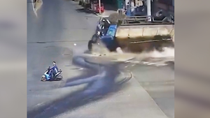 Video: Tránh xe máy vượt đèn đỏ, tài xế xe bồn văng ra ngoài