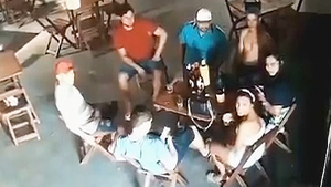 Video: Tức giận vì chồng đi nhậu, vợ tìm đến quán nã đạn khiến 1 người chết