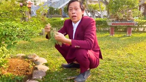 Video: Nghệ sĩ Hoài Linh gây bất ngờ khi diện vest đi nhổ cỏ