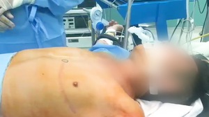 Video: Cứu người đàn ông tự dùng kéo đâm vào cổ