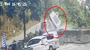 Video: Ôtô 7 chỗ đổ đèo Bảo Lộc, tông vào lan can rồi tung lên như quả bóng