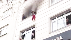 Video: Nghẹt thở hình ảnh thả 4 người con từ tầng 3 để thoát đám cháy