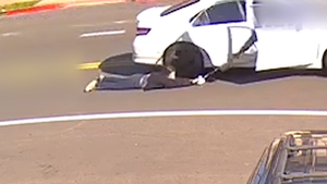 Video: Kinh hoàng cướp đi ôtô giật túi xách, kéo lê cô gái trên đường