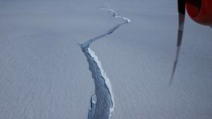 Video: Tảng băng khổng lồ rộng hơn 1.200 km2 tách khỏi Nam cực