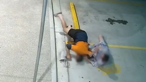 Video: Người phụ nữ vật lộn với tên cướp để lấy lại túi xách