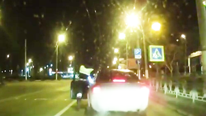 Video: Tài xế bất ngờ nhấn ga bỏ chạy, cảnh sát đu đeo trên cửa ôtô