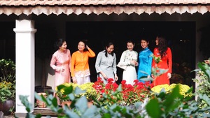 Nhiệt kế kinh tế | Cô gái trẻ nặng lòng với tà áo dài Việt Nam