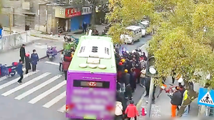 Video: Hàng chục người nâng xe buýt cứu người đàn ông bị cuốn vào gầm