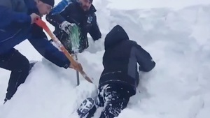 Video: Giải cứu cậu bé bị tuyết vùi lấp ở Nga