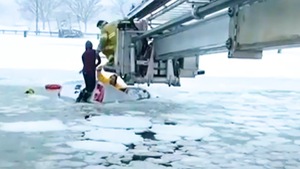 Video: Giải cứu 2 người bị kẹt trên xe tải rơi xuống sông băng
