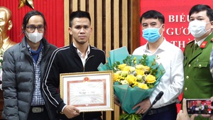 Video: Khen thưởng người cứu cháu bé rơi từ tầng 12 chung cư ở Hà Nội
