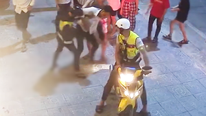 Video: Hành vi gây phẫn nộ cực độ, nam thanh niên bị chém gục trong đêm