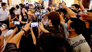 Video: Hàng trăm Youtuber dự buổi họp báo do vợ chồng ông Dũng 'lò vôi' tổ chức