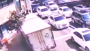 Video: Xe tải chạy tốc độ 'bàn thờ', vỡ nát khi lao vào cửa hàng