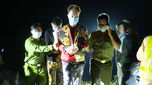Video: Lập chốt vây bắt 2 người Trung Quốc trốn khỏi khu cách ly trong đêm