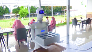 Video: Nhóm sinh viên nữ chế tạo robot phục vụ trong căng-tin trường đại học