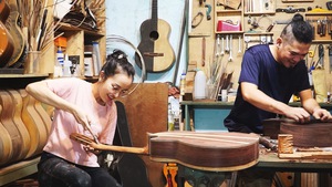 Góc nhìn trưa nay | Đôi vợ chồng hơn 15 năm làm đàn guitar handmade ở Sài Gòn