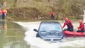 Video: Xe ô tô chở 5 người trong gia đình bị kẹt giữa dòng nước