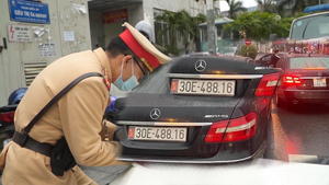 Video: Tạm giữ 2 xe Mercedes cùng biển số 'vô tình gặp nhau' ở Hà Nội