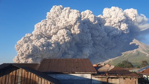 Video: Núi lửa phun trào cuồn cuộn ở Indonesia, tro bụi bay cao 5km