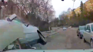 Video: Ô tô lao nhanh từ trên sườn dốc gây tai nạn, lật chổng 4 bánh lên trời