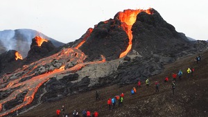 Video: Liều mình xem núi lửa phun trào sau 800 năm