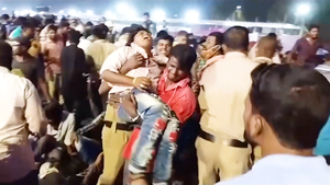 Video: Sập khán đài sân vận động khiến hơn 100 người bị thương ở Ấn Độ