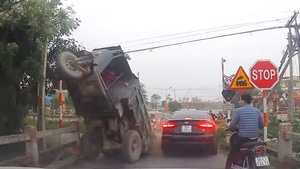 Video: Xe tự chế chỏng vó, suýt đè xế hộp
