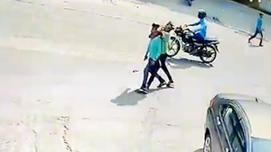 Video: Cậu bé bị người đàn ông siết cổ, cướp điện thoại giữa ban ngày ở Ấn Độ